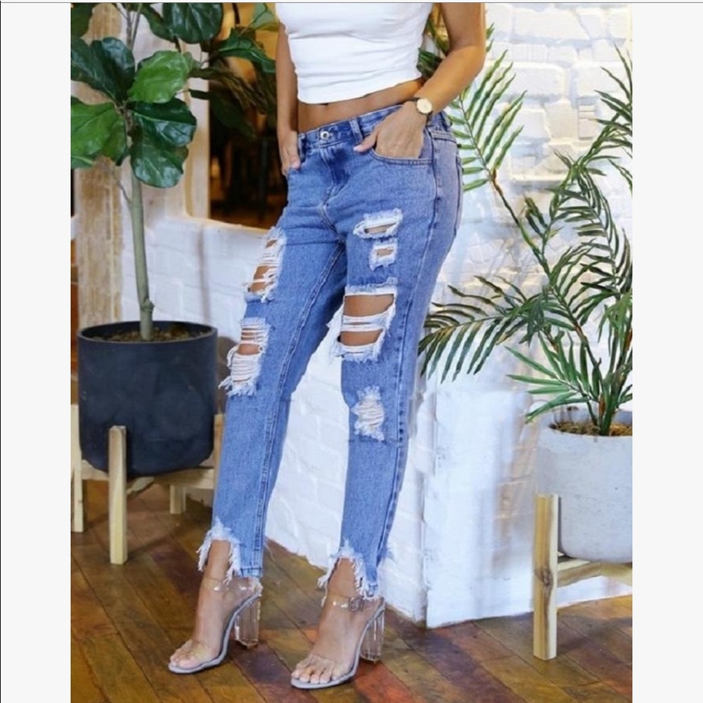 JW Signature Boyfriend distressed jeans sz: Med